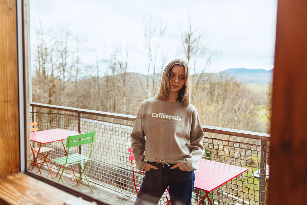 Women Crewneck Crop Vintage Logo Sand